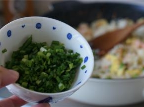 炒饭的灵魂葱必须要加，加入了风味马上突升，加入葱之后可以马上关火。我是用电陶炉，这炉子带有余温，刚好可以将葱的香味炒出来。