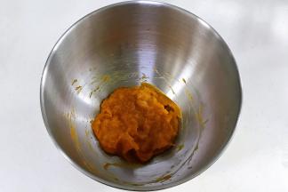 南瓜去皮切片蒸熟，捣成泥状。