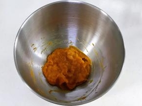 南瓜去皮切片蒸熟，捣成泥状。