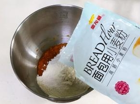 加入金龙鱼面包用小麦粉。