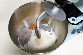 继续往搅拌桶内加入黑麦粉、细砂糖、盐和酵母粉。