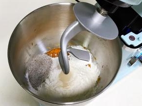 继续往搅拌桶内加入黑麦粉、细砂糖、盐和酵母粉。