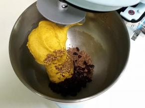 加入亚麻籽和蔓越莓干揉匀。
