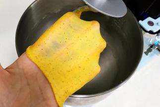 继续揉至可以拉出薄而有韧性的膜，完全扩展阶段。