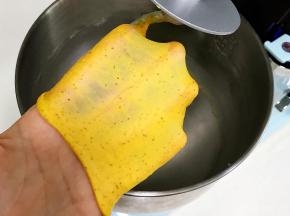 继续揉至可以拉出薄而有韧性的膜，完全扩展阶段。