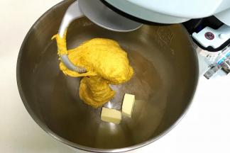 揉至面团成团，往搅拌桶内加入黄油。