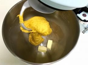 揉至面团成团，往搅拌桶内加入黄油。