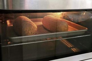 入预热的烤箱中层，上下火180度约20分钟。