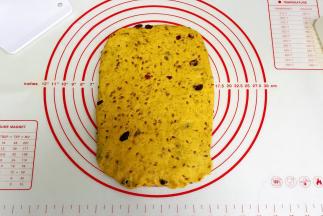 取一份松弛好的面团，用擀面杖擀成长方形。