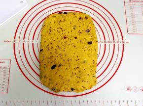 取一份松弛好的面团，用擀面杖擀成长方形。