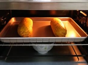 把面团放入烤箱内进行二发，在烤箱下层放碗热水增加温度和湿度。