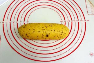 从上往下卷起来，捏紧收口。