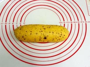 从上往下卷起来，捏紧收口。