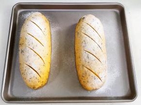 面团发至两倍大时取出，筛上一层薄薄的高筋面粉。