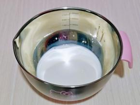 首先将牛奶倒入大口器具中。