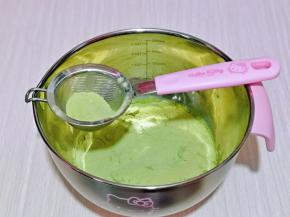 再筛入抹茶冰淇淋粉。