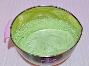 用电动打蛋器打至奶油状即可。