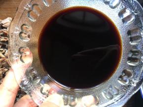 最后再取一干净的饭碗，将所需的调味酱倒入碗中，用筷子搅拌均匀。如果对调配的酱汁味道没把握，可以用筷子尖沾取少许尝尝味道，然后作出适当调整；