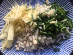 再将大蒜、生姜等切碎；