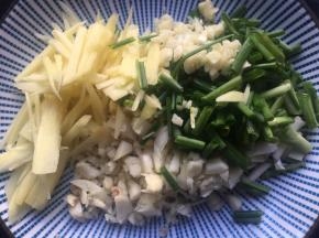 再将大蒜、生姜等切碎；