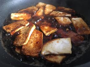 豆腐两面煎黄后，倒入调配好的酱汁，大火烧开小火焖煮；