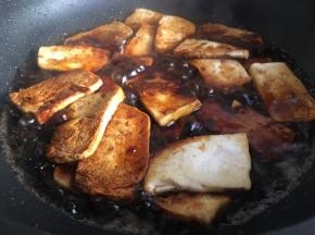 豆腐两面煎黄后，倒入调配好的酱汁，大火烧开小火焖煮；