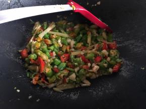 变色后倒入半勺盐，继续不停翻炒至辣椒炒出辣味即可装盘备用，辣椒无需炒至7~8分熟即可，后续加入菜肴中，还需要稍微炒至，所以无需全熟。不能吃辣或者不准备放这些配料则可以直接进行下一步。