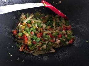 变色后倒入半勺盐，继续不停翻炒至辣椒炒出辣味即可装盘备用，辣椒无需炒至7~8分熟即可，后续加入菜肴中，还需要稍微炒至，所以无需全熟。不能吃辣或者不准备放这些配料则可以直接进行下一步。