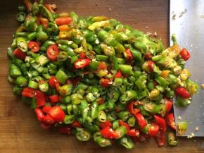 将辣椒等切碎；