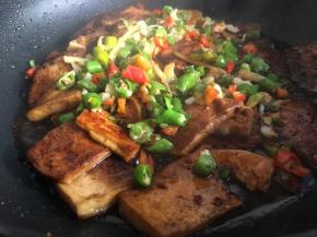 汤汁快被收干时，倒入炒好的辣椒料，快速翻炒均匀即可出锅；