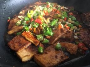 汤汁快被收干时，倒入炒好的辣椒料，快速翻炒均匀即可出锅；