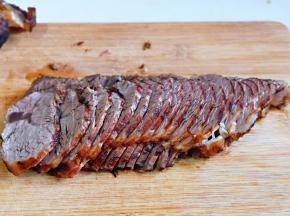 将好的牛肉要等冷后放入冰箱冷藏2小时以上，再取出来切片，这样切出来比较好看！而且不容易碎！