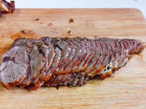 将做熟的牛肉切片，(一定要等牛肉冷后再切，最好冰箱冷藏2小时后再切)这样切出来的牛肉很漂亮，且不容易碎。