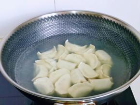 开始煮饺子啦！锅中加水烧开，下饺子，煮熟捞出即可。(煮熟的饺子状态是漂浮在水面上)