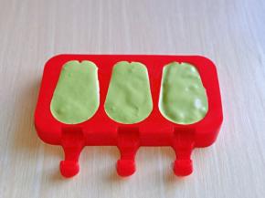 取出模具，将冰激凌液倒入模具中，再插入雪糕棍，盖上盖子，放入冰箱冷冻8小时以上。