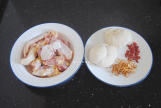 准备好食材，鸡肉首选土鸡或老母鸡，清洗干净后切小块