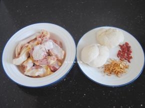 准备好食材，鸡肉首选土鸡或老母鸡，清洗干净后切小块