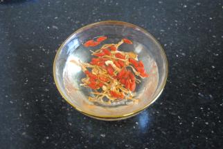 虫草花和枸杞放入清水里浸泡10分钟左右，这一步可以清洗干净表面浮尘，还能让它们在熬煮的时候迅速出味。