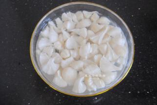 撕成小块的猴头菇用淡盐水浸泡10分钟，然后抓起把水分挤出来，如此循环3遍，决计没用一点儿苦味了，尤其是猴头菇干，一定要记得抓干水分再浸泡，循环3次以上。