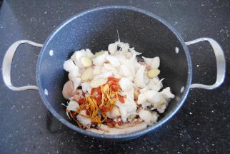 将鸡肉放入锅内，放入猴头菇和枸杞虫草花，放入姜片和胡椒粉，因为孩子喜欢喝，我就不放料酒了，习惯放料酒的可以放一些。