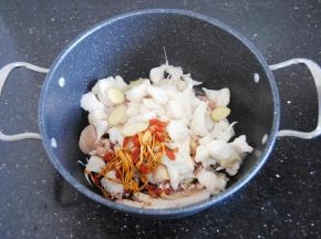 将鸡肉放入锅内，放入猴头菇和枸杞虫草花，放入姜片和胡椒粉，因为孩子喜欢喝，我就不放料酒了，习惯放料酒的可以放一些。