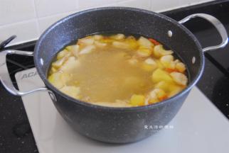 30分钟后，一锅鲜美浓郁的猴头菇炖鸡汤就做好了，一开盖子，香气袭人，真的太美味