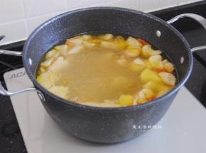 30分钟后，一锅鲜美浓郁的猴头菇炖鸡汤就做好了，一开盖子，香气袭人，真的太美味