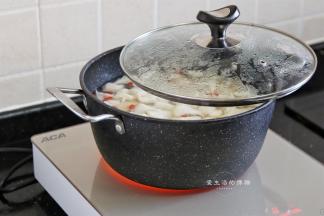 将锅放上电陶炉，盖上盖子，大火煮沸。