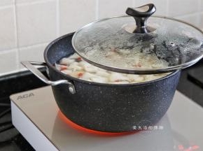 将锅放上电陶炉，盖上盖子，大火煮沸。
