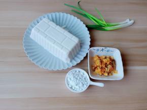 准备蟹黄，豆腐，番薯粉，小葱。
