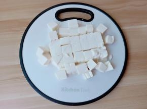 豆腐对半切开，再切小块。