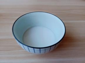 番薯粉加少许的清水搅拌开来。