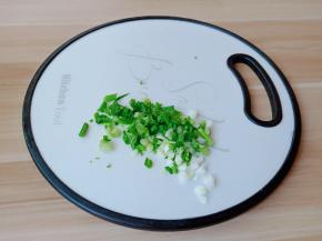 小葱清洗好再切成丁。