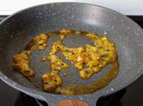 锅里加少许的菜籽油，油微热加入蟹黄炒香。